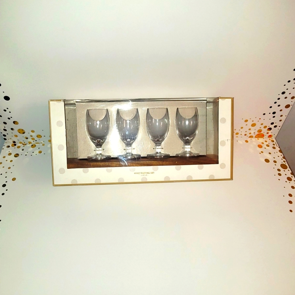 5 PEICE WINE TASTING SET FROM TARGET. 5 WINE GLASSES W/ WOOD ACACIA SERVING TRAY